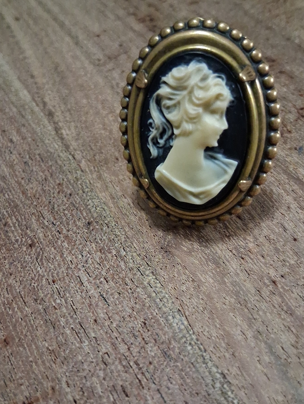 Vintage-Style Cameo Ring in Black and Cream